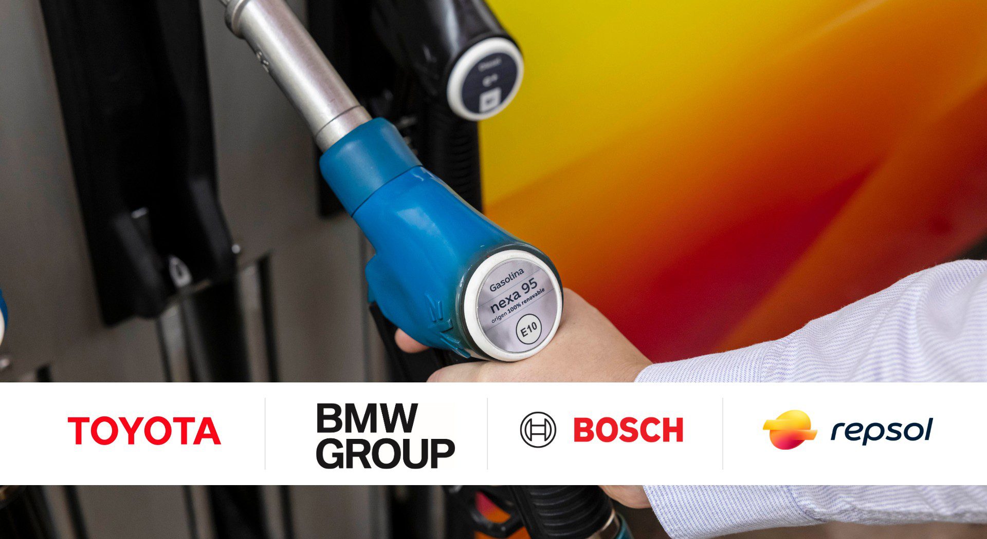 Tankovací pistole s obnovitelným benzínem Repsol Nexa 95 a loga partnerů Toyota, BMW Group, Bosch a Repsol