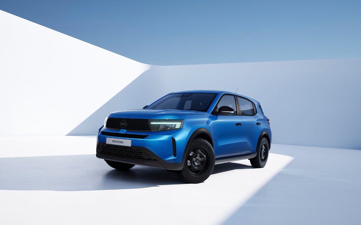 Modrý Opel Frontera Start zepředu s černou maskou a ocelovými disky