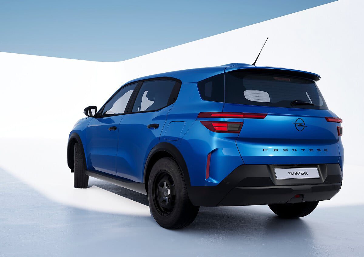Modrý Opel Frontera Start ve tříčtvrtečním zadním pohledu s černými ocelovými disky