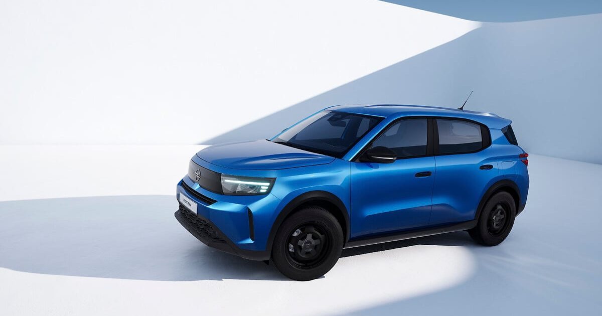 Modrý Opel Frontera Start ve tříčtvrtečním předním pohledu s černými ocelovými disky