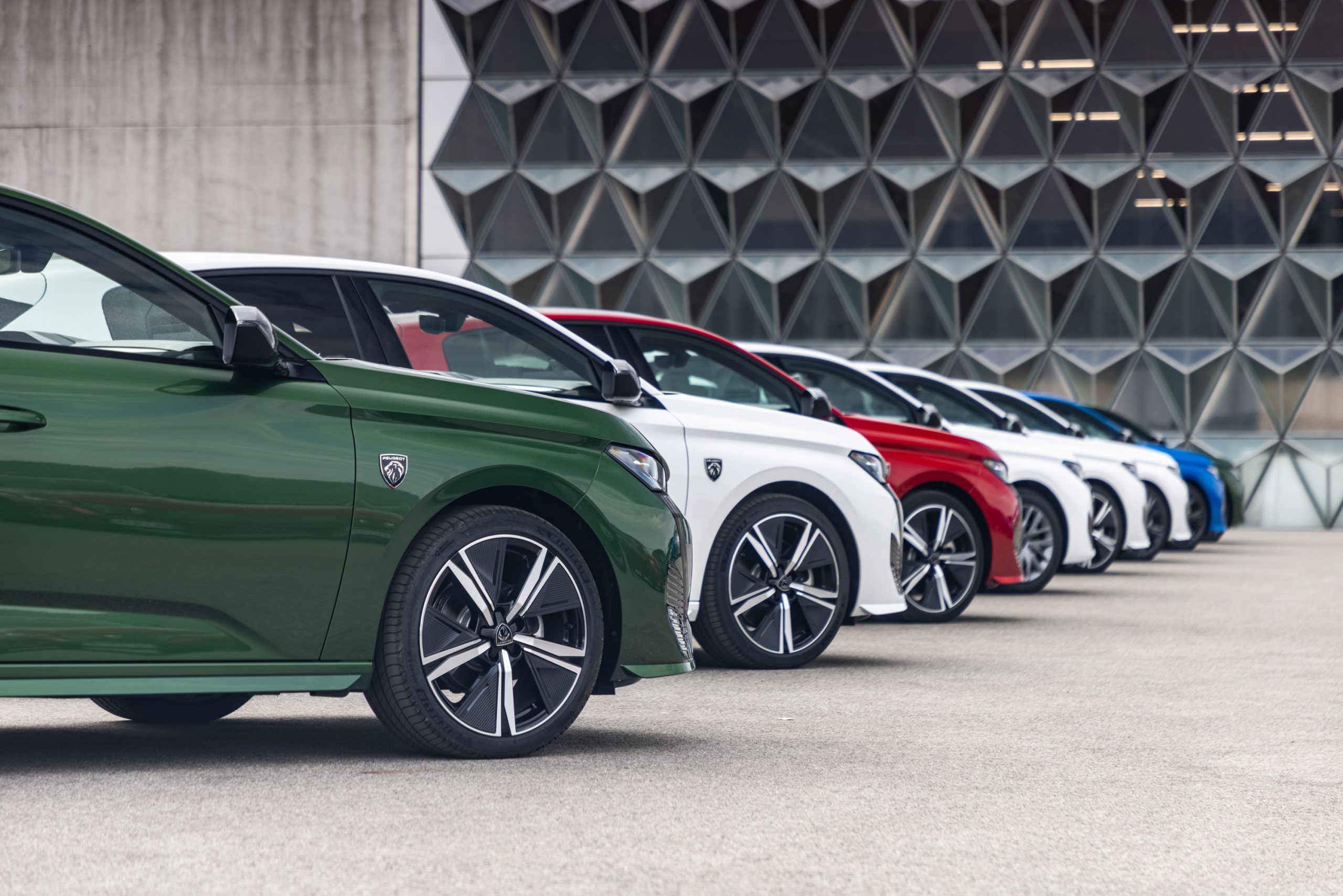 Několik vozů současné modelové řady Peugeot 308 na silnici