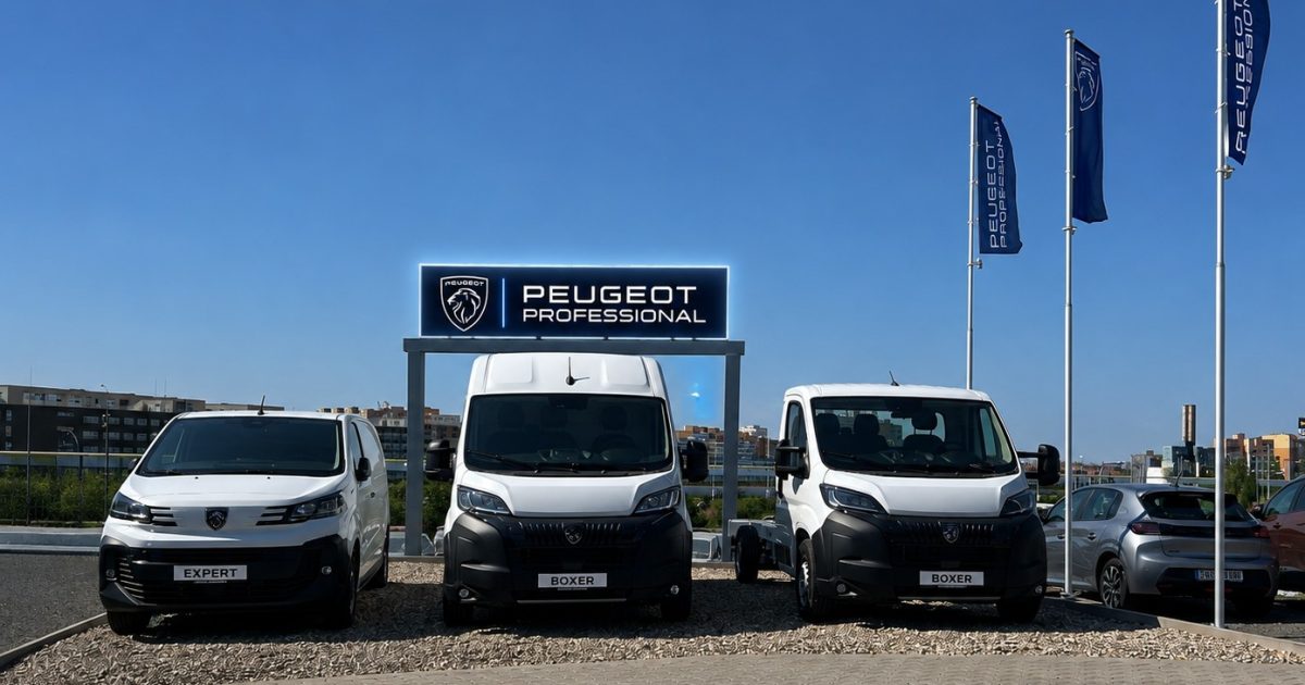 Dodávky Peugeot Expert a Boxer před novým centrem Peugeot Professional koncesionáře Domanský na Černém Mostě