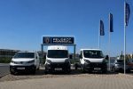 Dodávky Peugeot Expert a Boxer před novým centrem Peugeot Professional koncesionáře Domanský na Černém Mostě