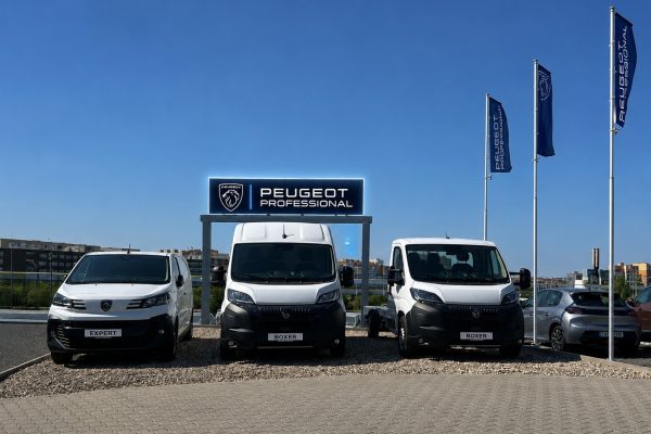 Dodávky Peugeot Expert a Boxer před novým centrem Peugeot Professional koncesionáře Domanský na Černém Mostě