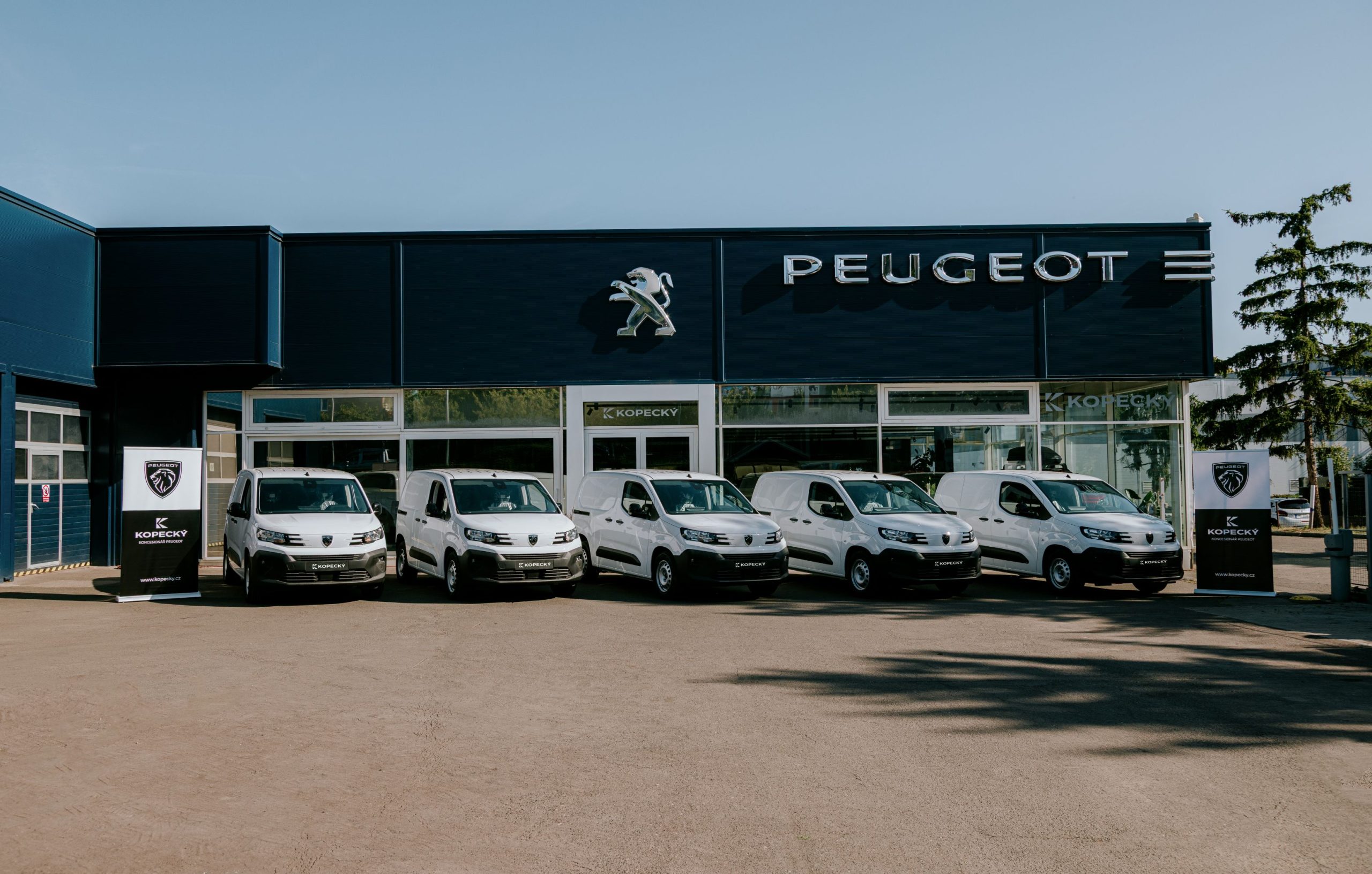 Dodávky Peugeot Partner před centrem Peugeot Professional koncesionáře KOPECKÝ v Praze