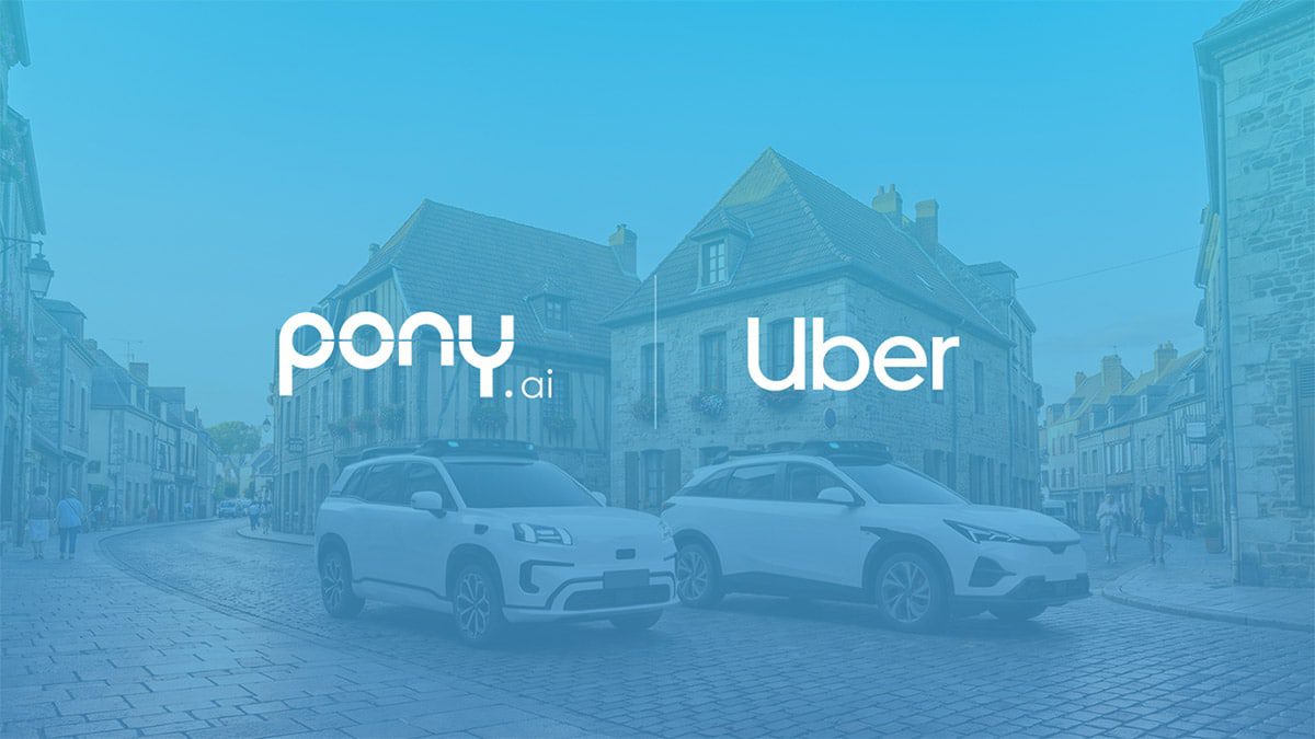 Dva bílé robotaxi Pony.ai s lidary na střeše v evropské uličce, s logy Pony.ai a Uber