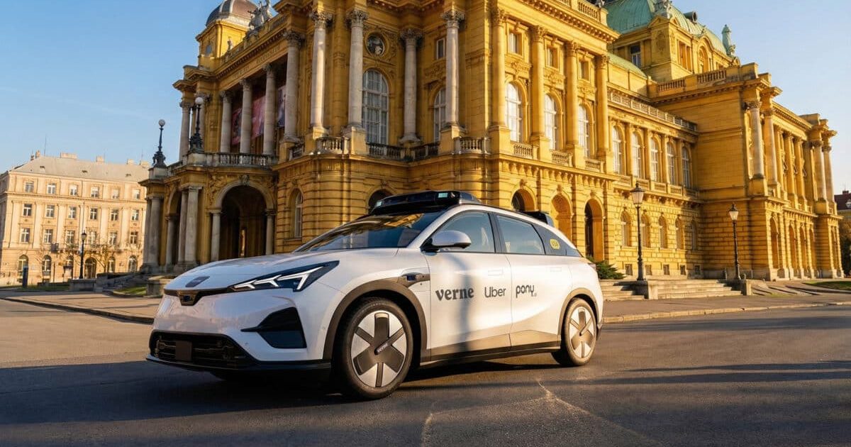 Bílý robotaxi Arcfox Alpha T5 s lidarem na střeše v barvách Verne, Uber a Pony.ai před Chorvatským národním divadlem v Záhřebu