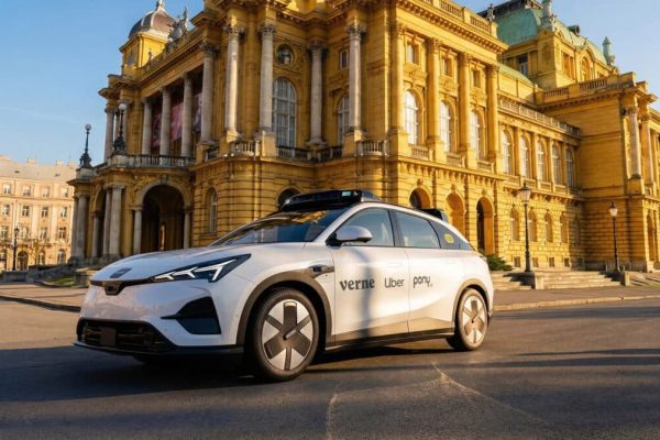 Bílý robotaxi Arcfox Alpha T5 s lidarem na střeše v barvách Verne, Uber a Pony.ai před Chorvatským národním divadlem v Záhřebu