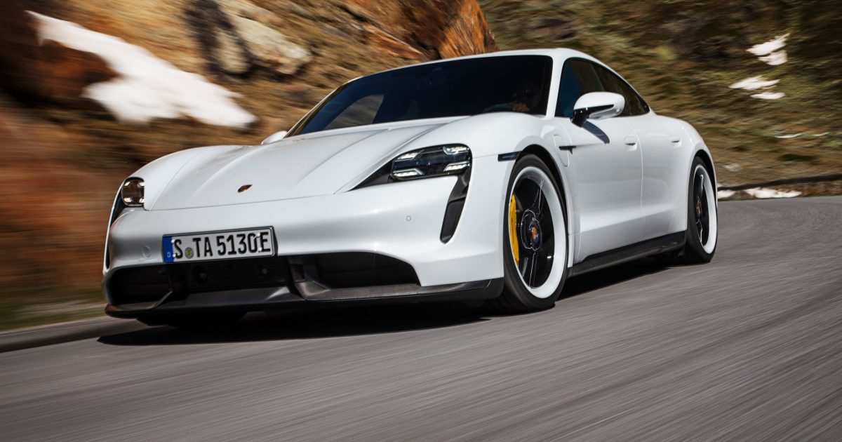 Bílé Porsche Taycan Turbo S v jízdě na horské silnici