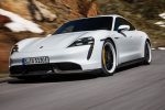 Bílé Porsche Taycan Turbo S v jízdě na horské silnici