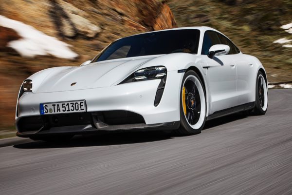 Bílé Porsche Taycan Turbo S v jízdě na horské silnici