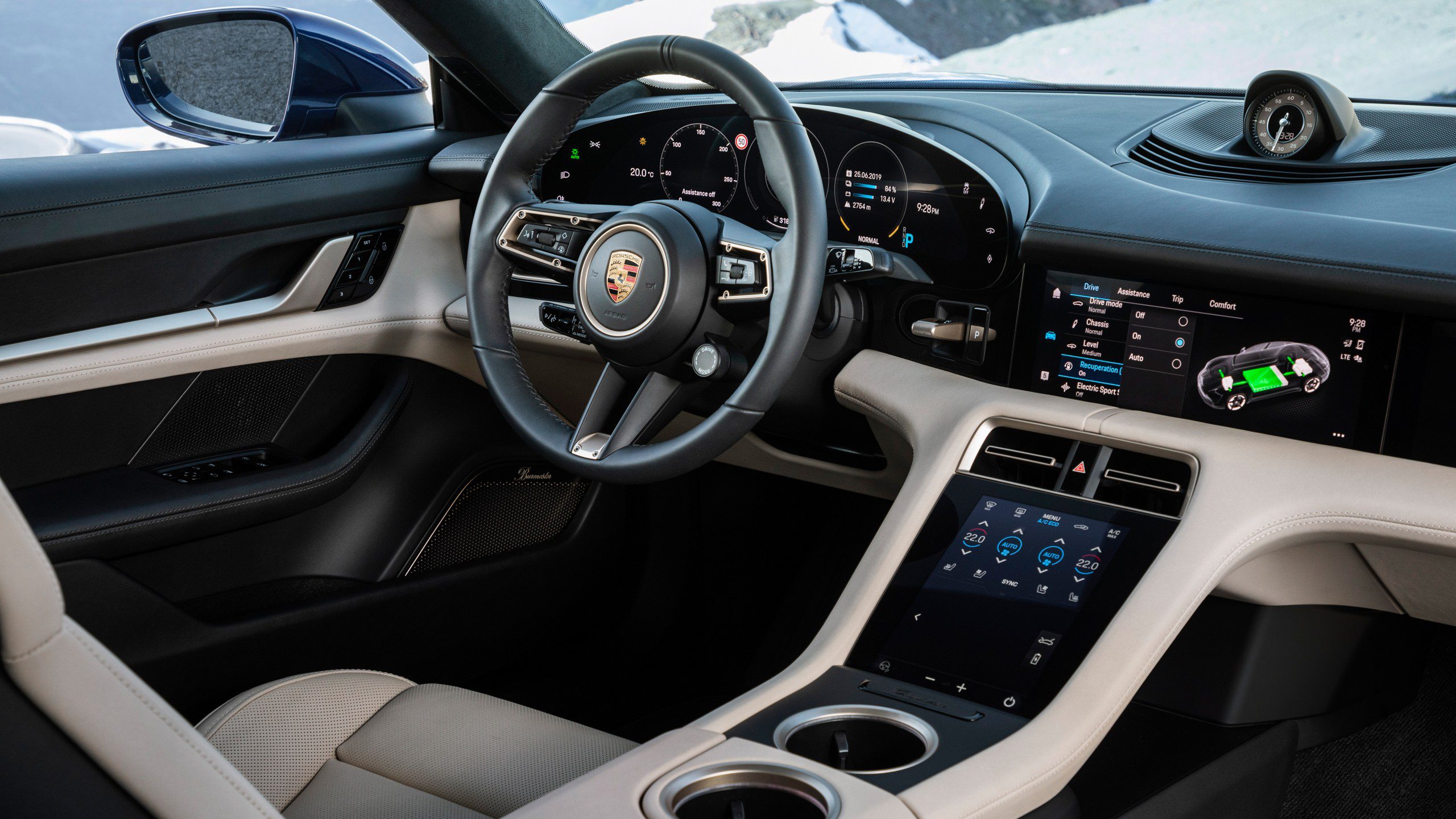 Interiér Porsche Taycan se zakřiveným digitálním přístrojovým štítem