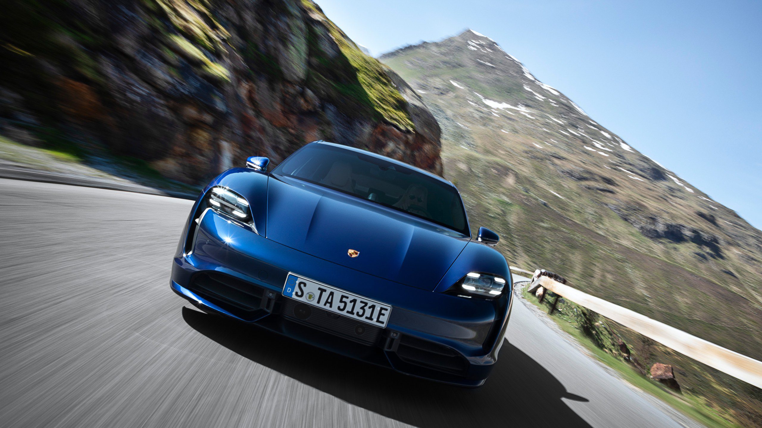 Modré Porsche Taycan Turbo S zepředu na horské silnici