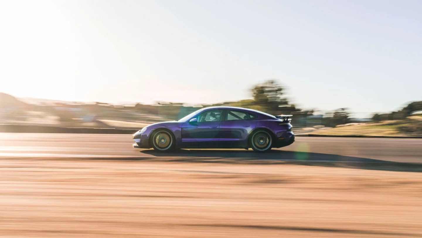 Fialové Porsche Taycan Turbo GT z boku na závodním okruhu