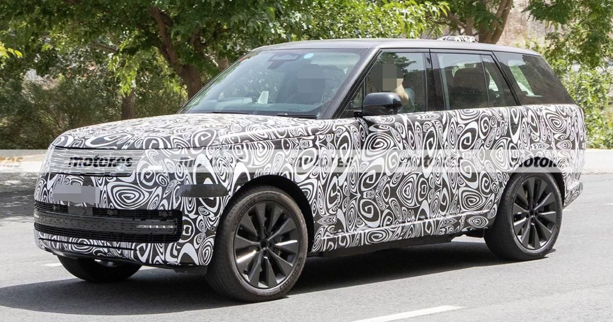 Maskovaný prototyp faceliftu Range Roveru L460 pro rok 2027 zepředu