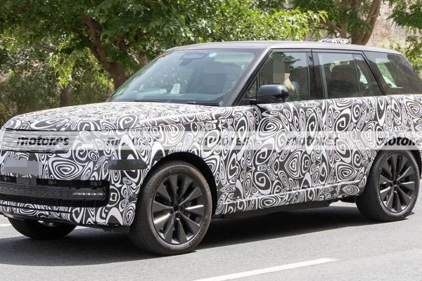 Maskovaný prototyp faceliftu Range Roveru L460 pro rok 2027 zepředu