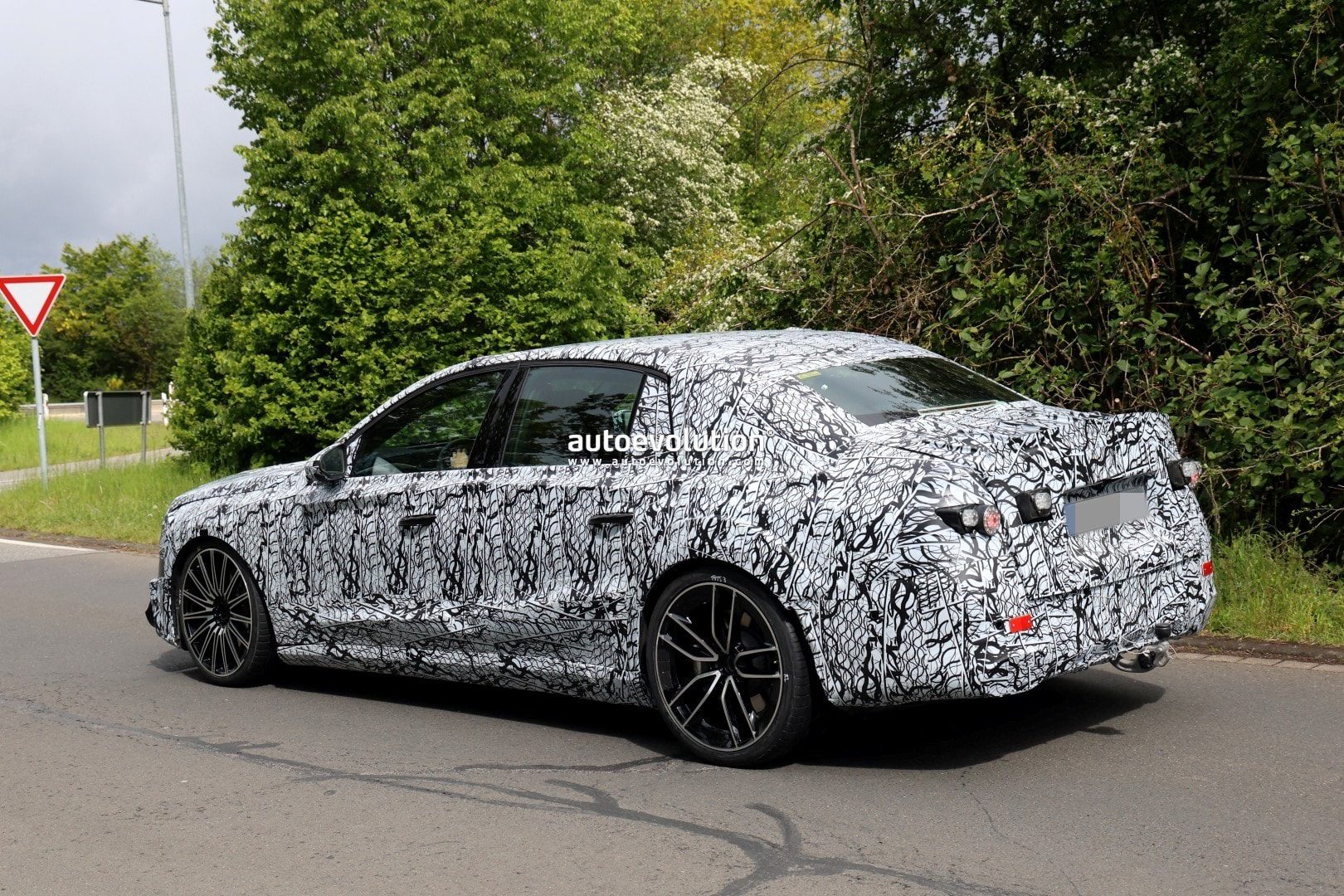 Zadní tříčtvrteční pohled na maskovaný elektrický Mercedes-AMG