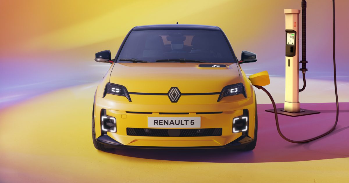 Žlutý Renault 5 E-Tech Electric zepředu připojený k rychlonabíjecí stanici
