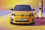 Žlutý Renault 5 E-Tech Electric zepředu připojený k rychlonabíjecí stanici
