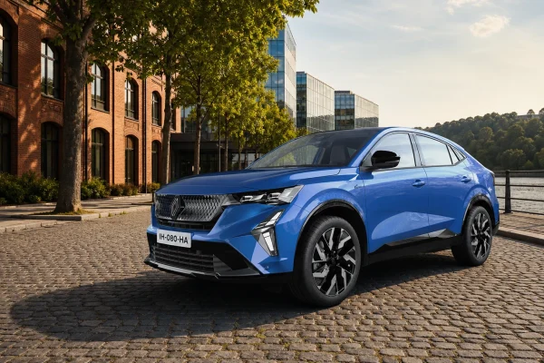 Renault Rafale 2026 v modré barvě Alpine na pražském nábřeží