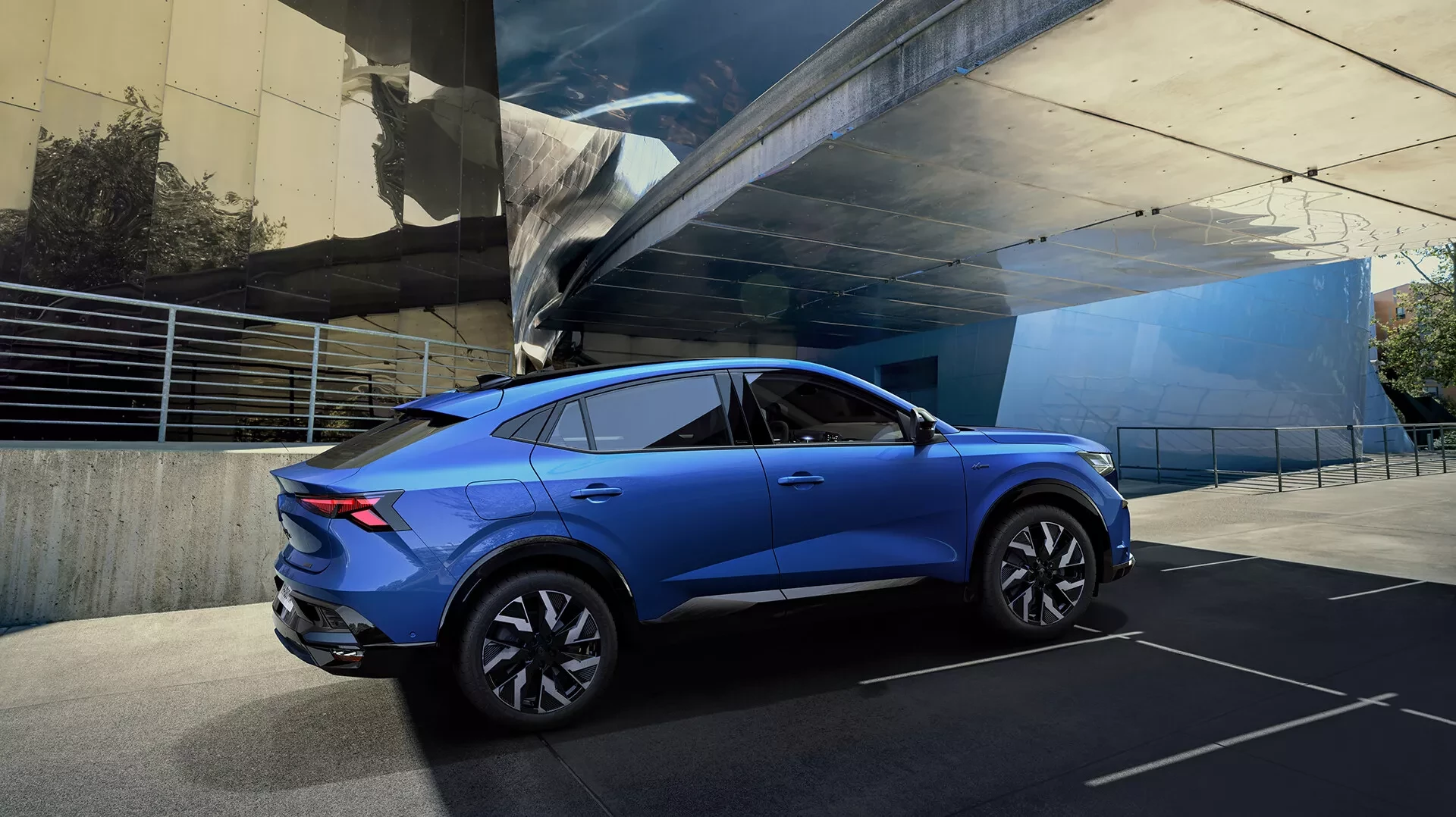 Renault Rafale zezadu - kupé silueta se sklopenou zádí a spoilerem
