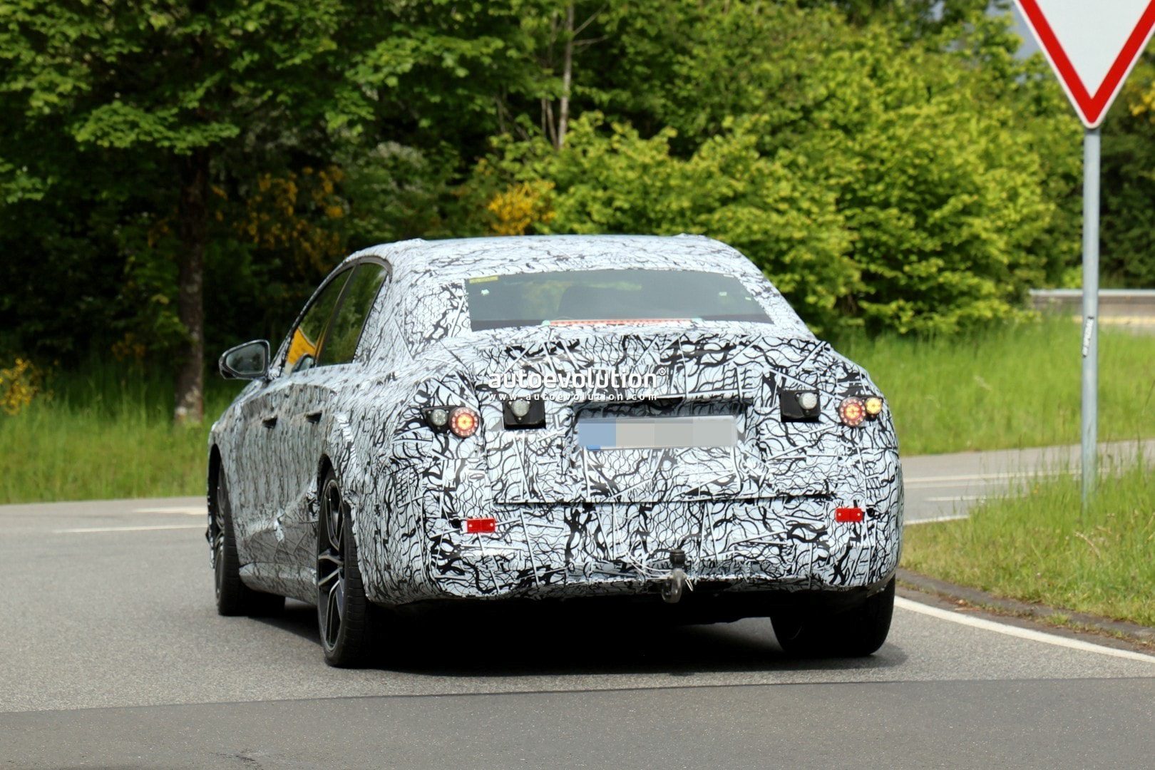 Maskovaný elektrický sedan Mercedes-AMG při jízdních zkouškách