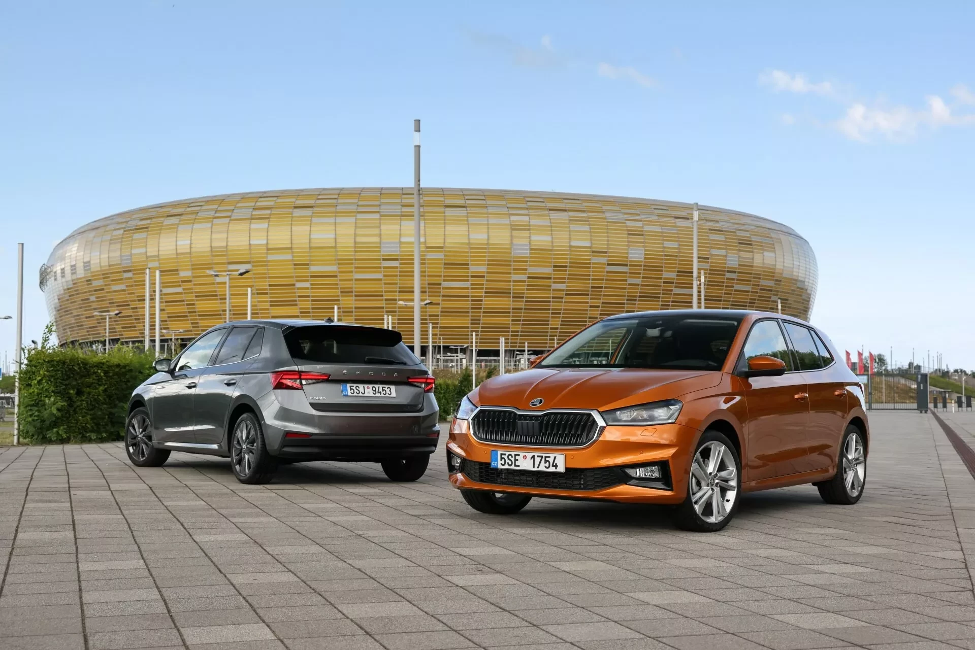 Dvě Škody Fabia současné generace před stadionem