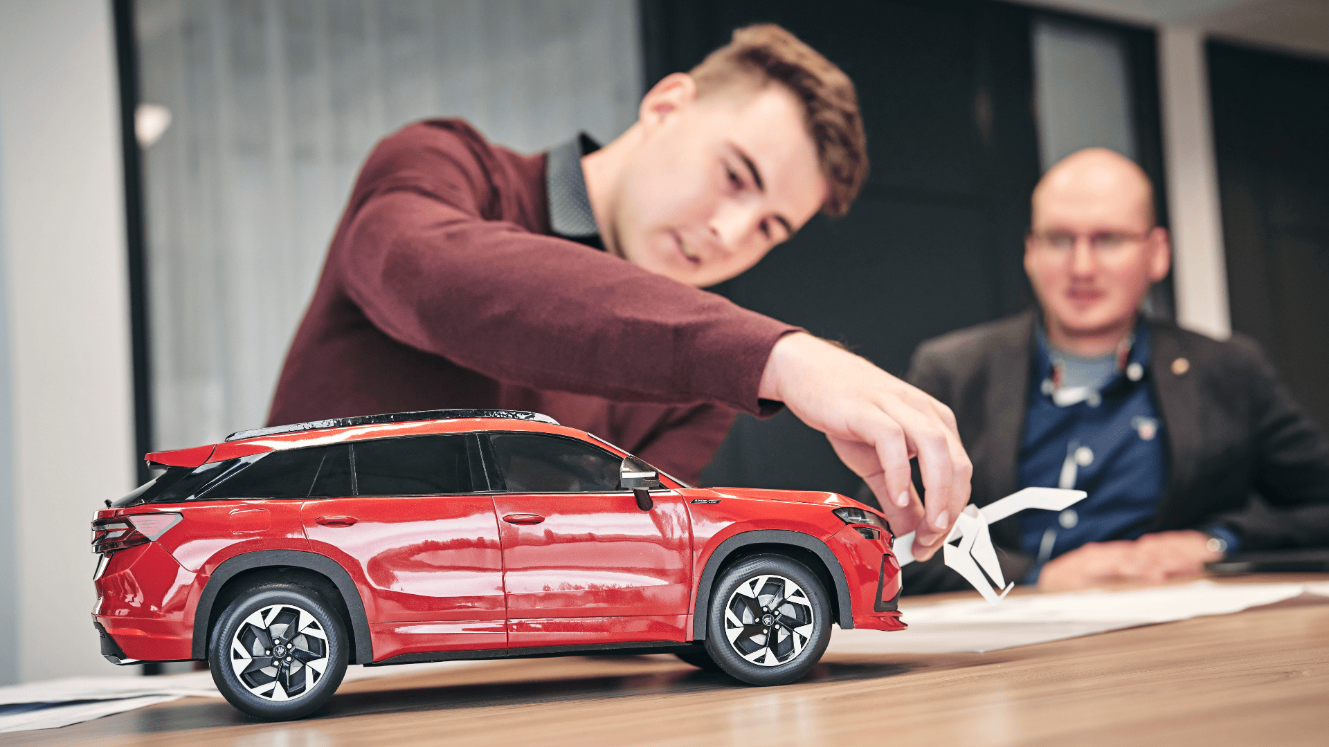 Petr Seemann pracuje na papírovém modelu Škody Kodiaq Sportline