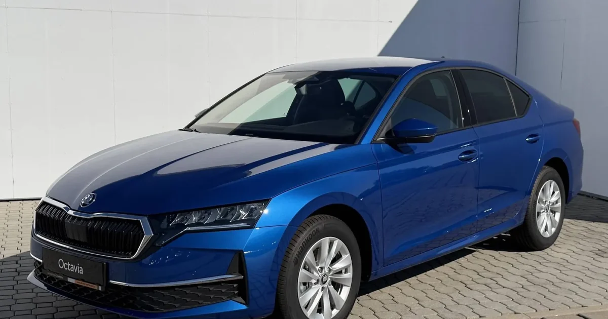 Modrá Škoda Octavia čtvrté generace, tříčtvrtinový pohled zepředu