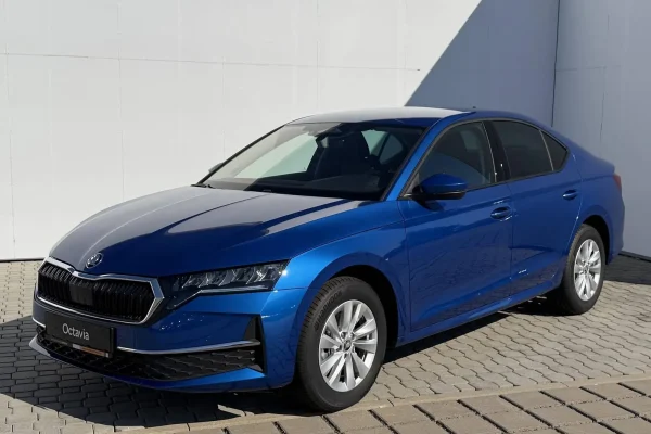 Modrá Škoda Octavia čtvrté generace, tříčtvrtinový pohled zepředu