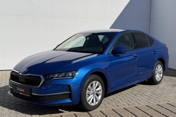 Modrá Škoda Octavia čtvrté generace u prodejce