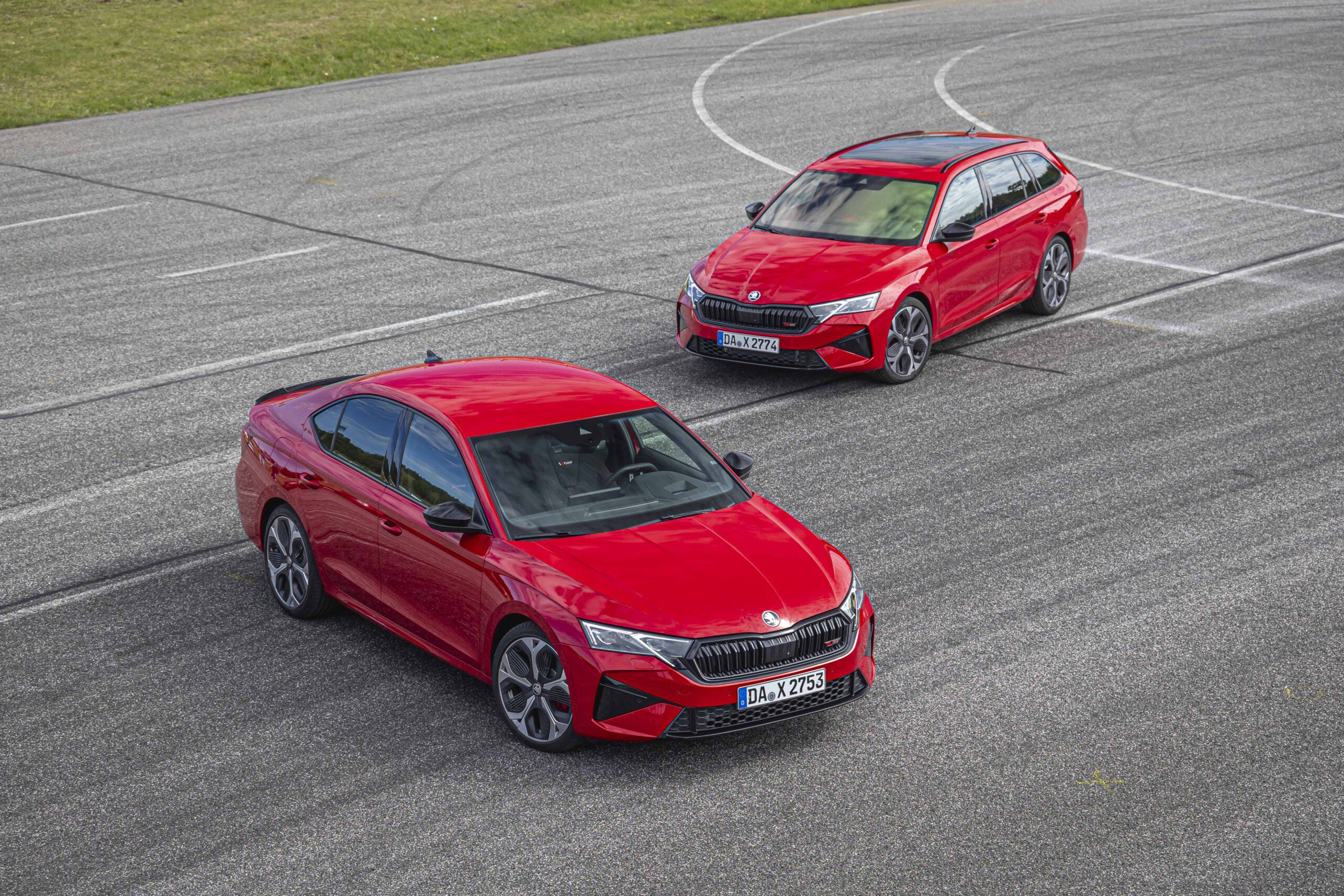 Červená Škoda Octavia RS liftback a kombi na testovací dráze