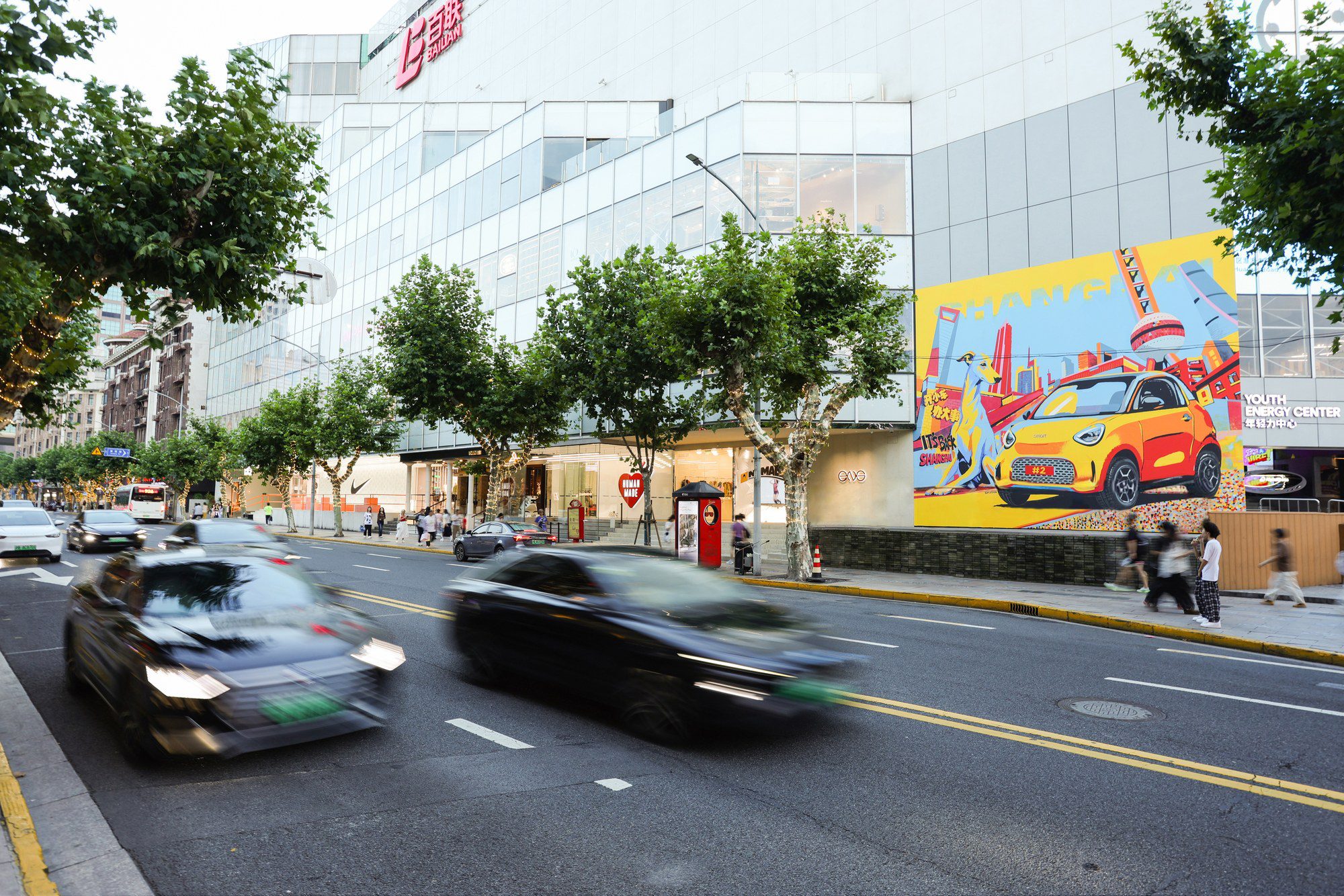 Mural se smart #2 na fasádě v Šanghaji od Zhu Bina