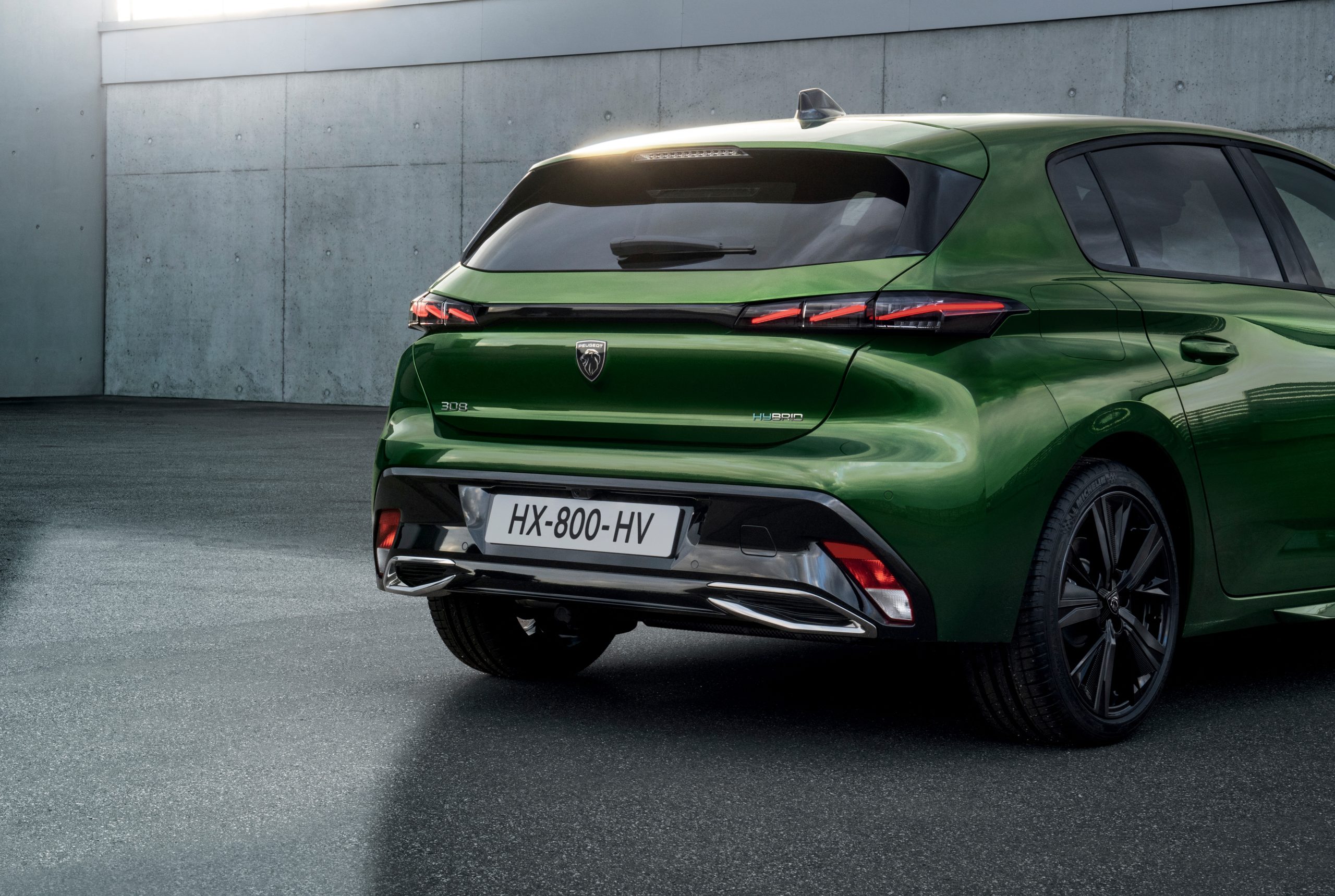 Současný zelený Peugeot 308 ze zadní tříčtvrteční perspektivy