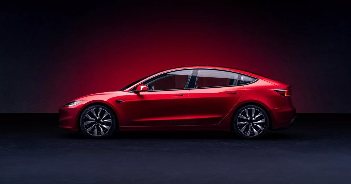 Tesla Model 3 z boku, zapuštěné kliky dveří lícující s karoserií