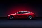 Tesla Model 3 z boku, zapuštěné kliky dveří lícující s karoserií