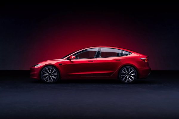 Tesla Model 3 z boku, zapuštěné kliky dveří lícující s karoserií