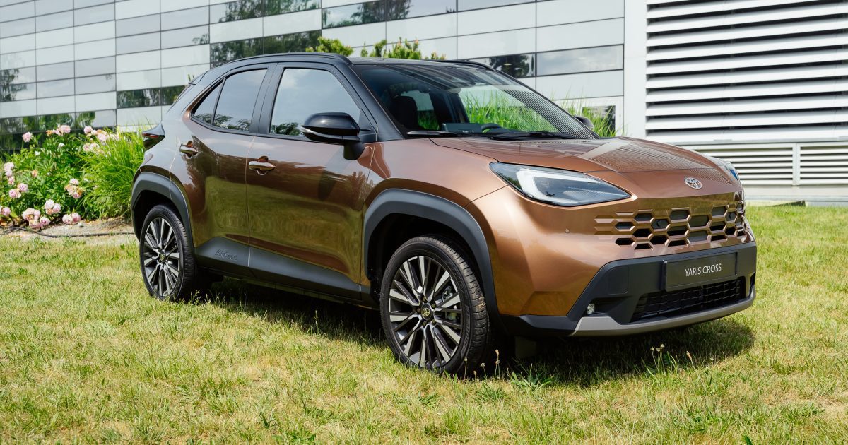 Toyota Yaris Cross před budovou