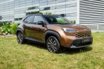 Toyota Yaris Cross před budovou