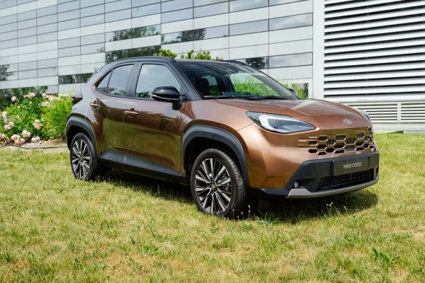 Toyota Yaris Cross před budovou