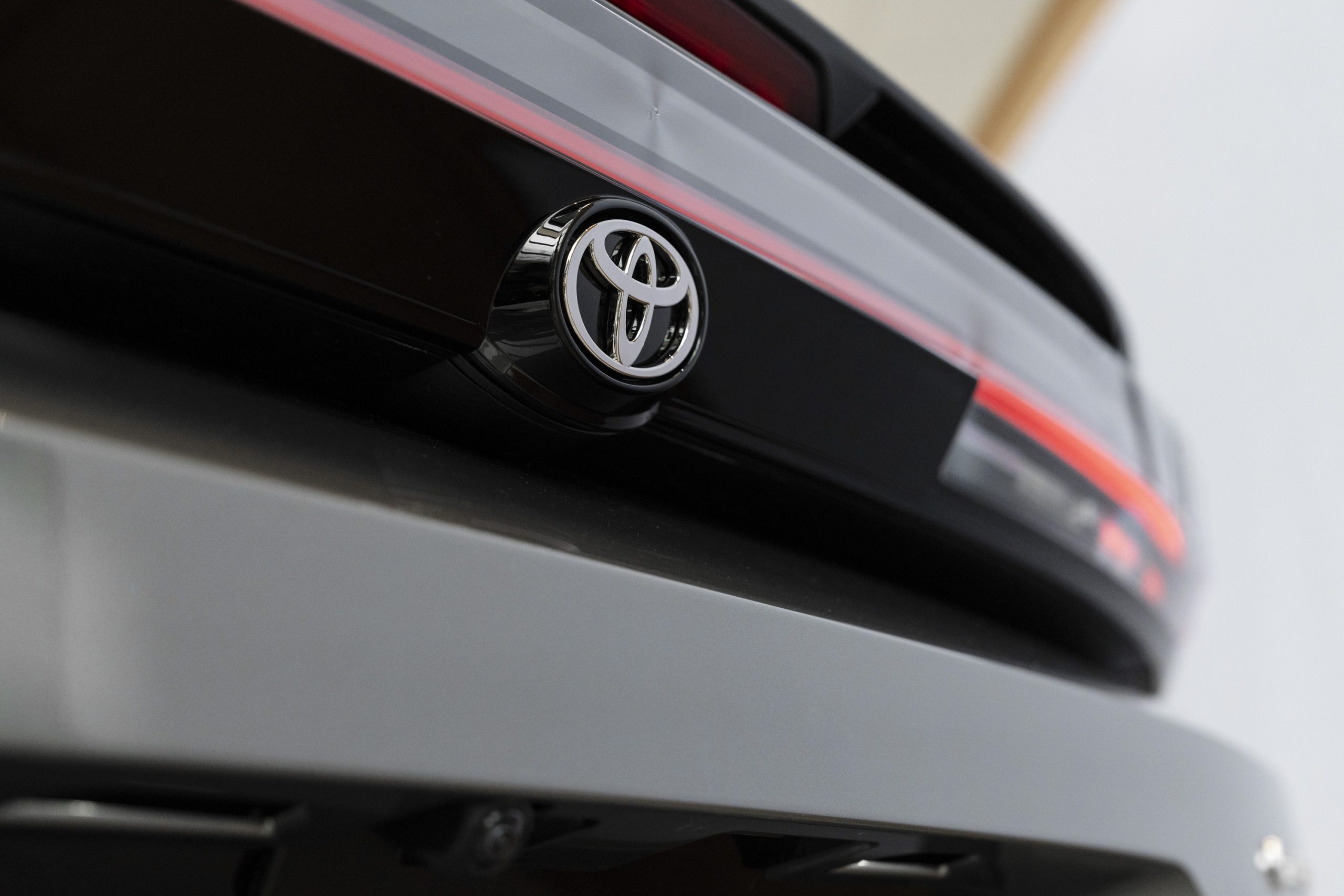 Znak Toyota na zádi vozu