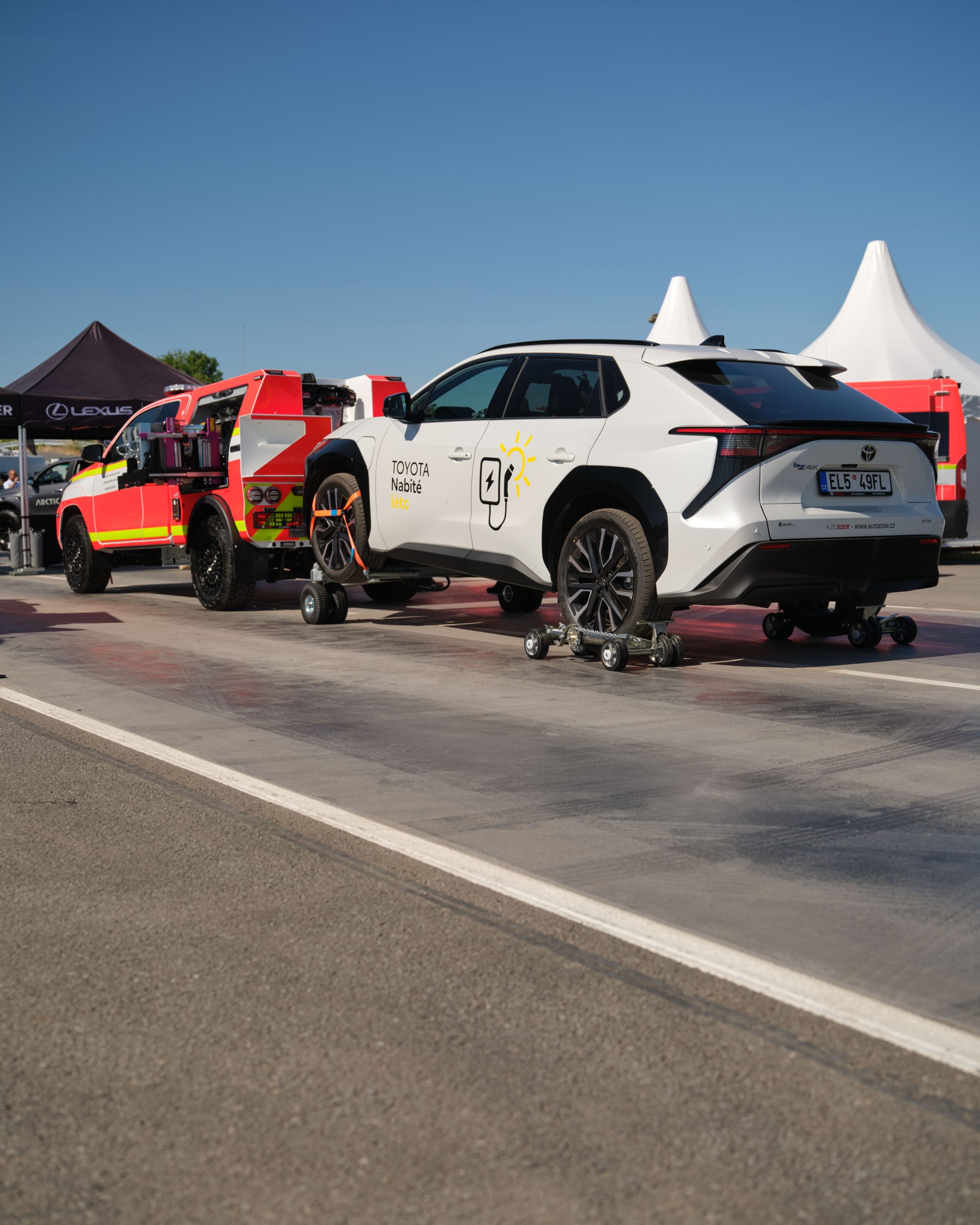 Toyota Hilux Záchranného útvaru Hlučín při odtahu elektromobilu na speciálních vozících