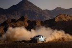 Vodíkový závodní speciál Toyota Hilux v maskovacím polepu při testech v poušti pro Rallye Dakar 2027