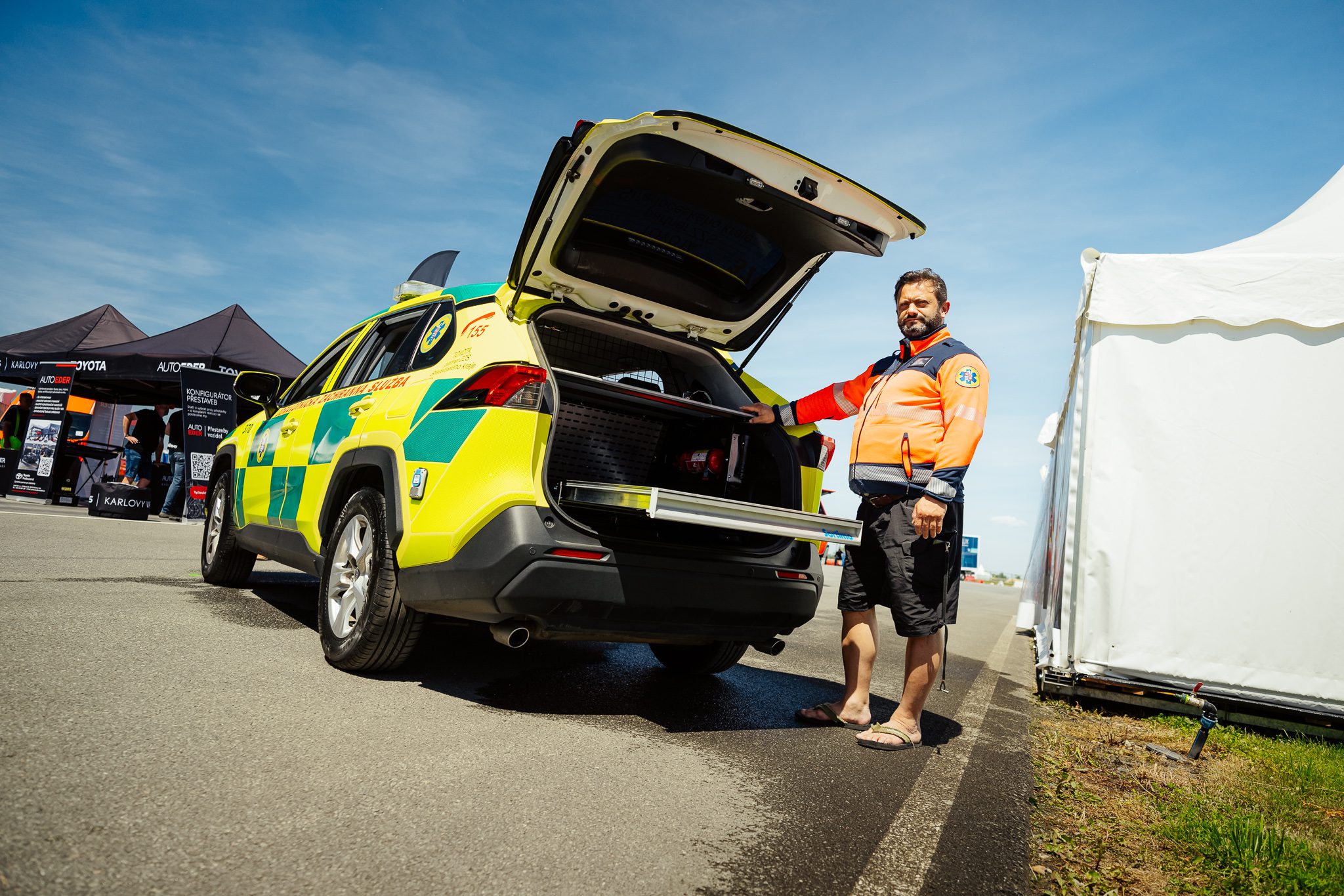 Toyota RAV4 zdravotnické záchranné služby Královéhradeckého kraje s otevřeným kufrem plným zdravotnického vybavení