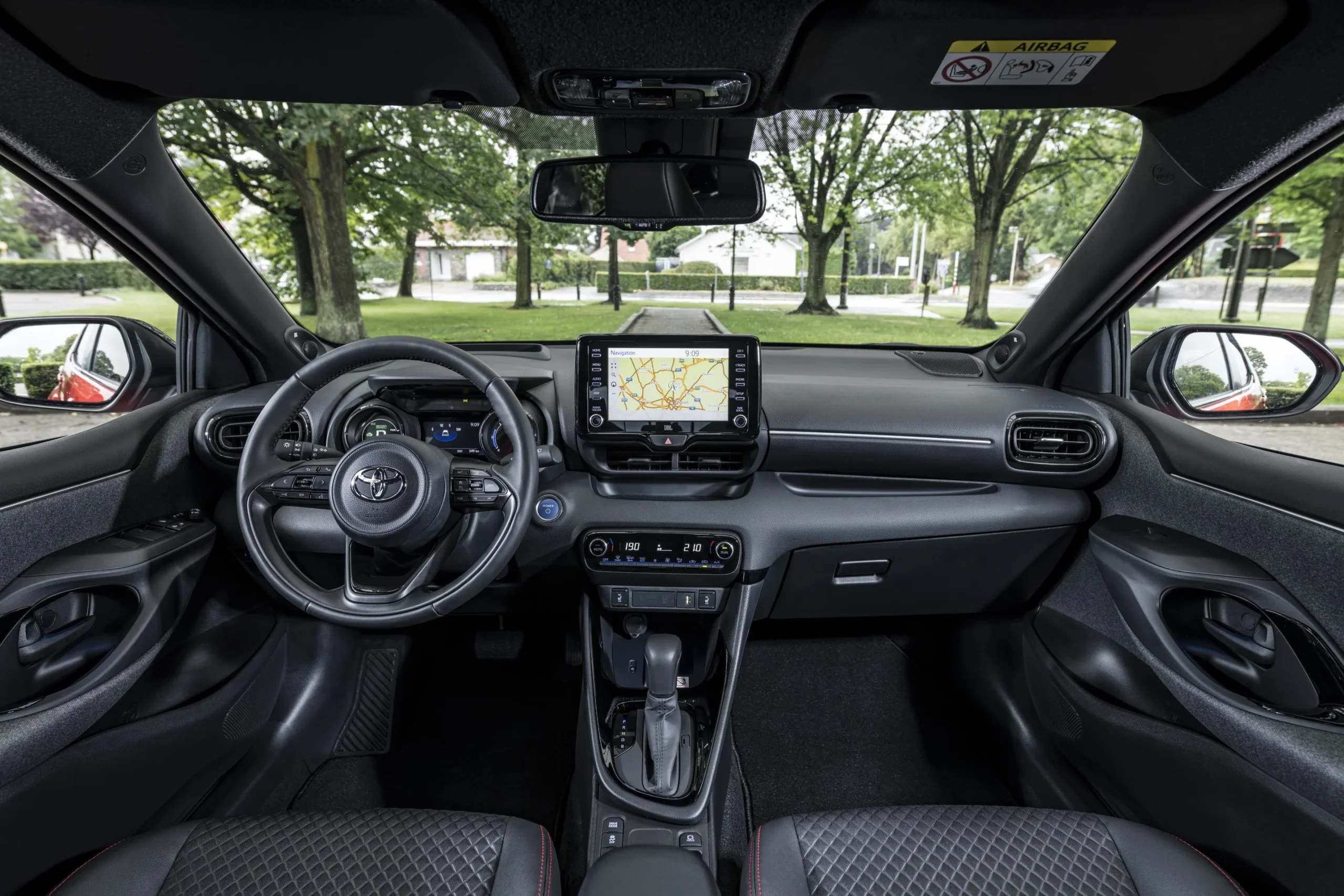 Interiér Toyoty Yaris 1.5 Hybrid s dotykovou obrazovkou