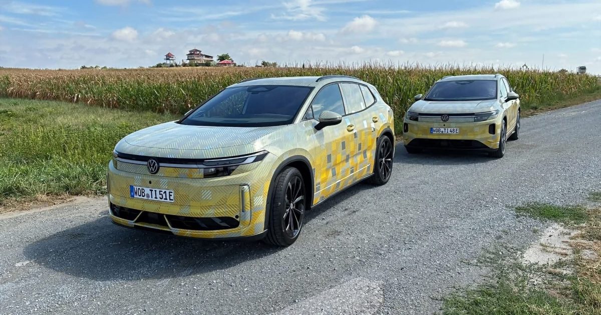 Dva maskované vozy značky Volkswagen