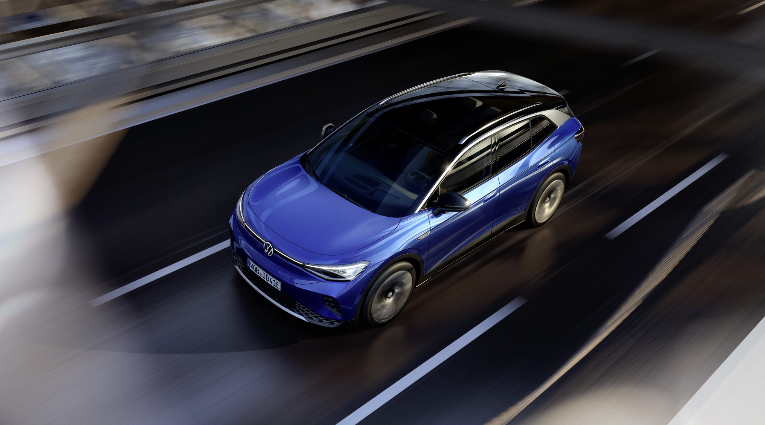 Současný Volkswagen ID.4 v modré barvě při jízdě
