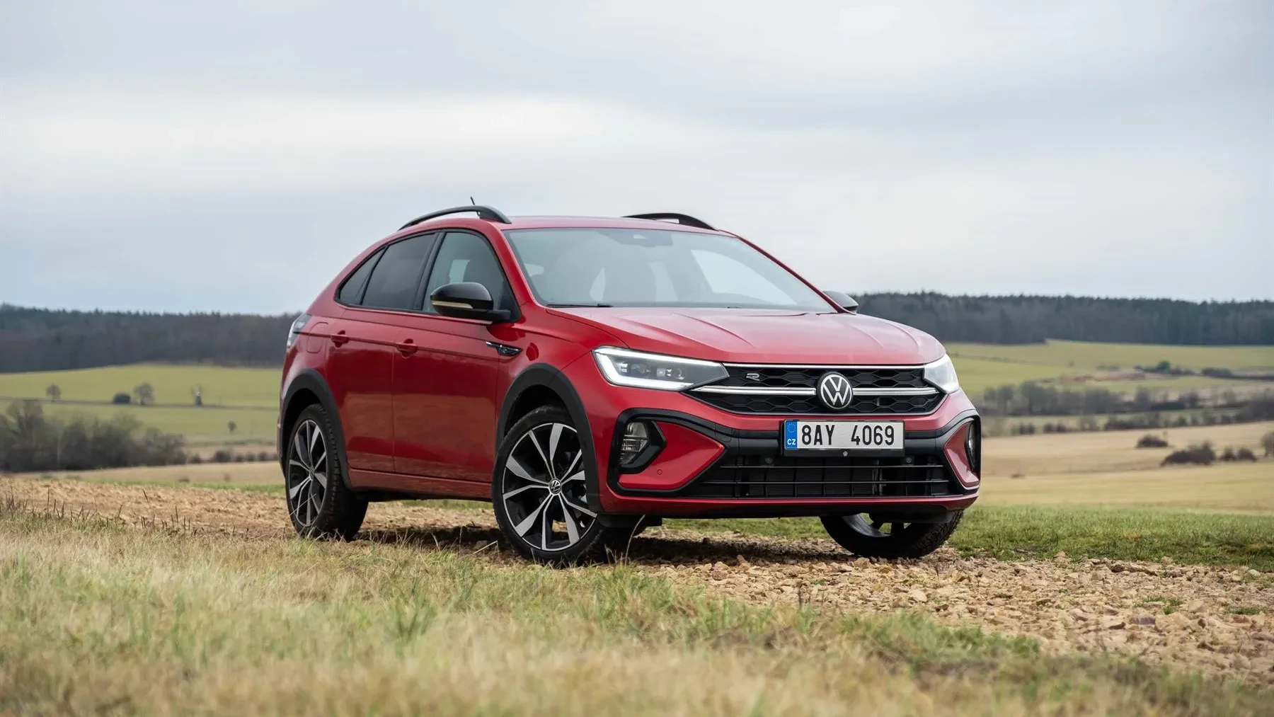 Volkswagen Taigo R-Line s českou registrační značkou v české krajině
