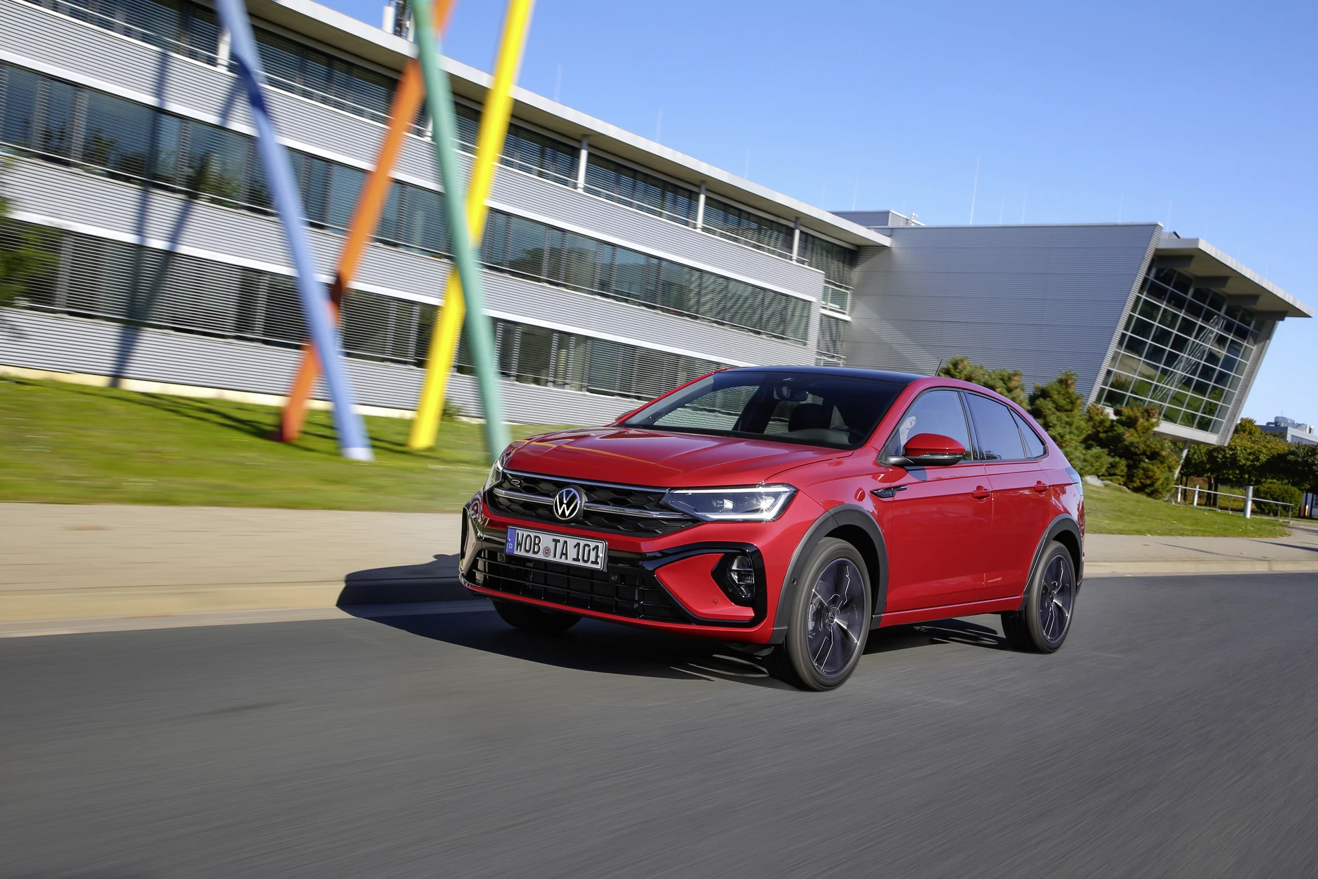 Volkswagen Taigo v jízdě, pohled zepředu ze tří čtvrtin