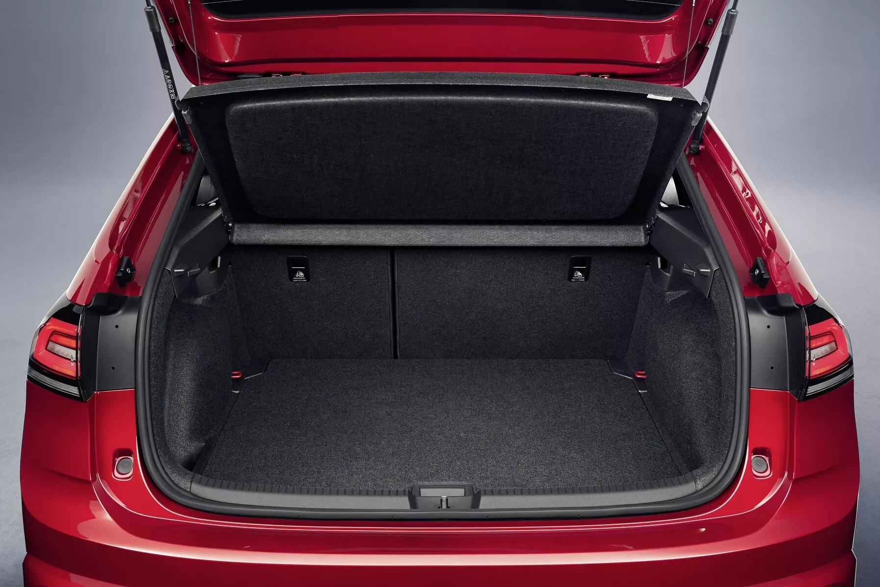 Otevřený zavazadelník Volkswagenu Taigo o objemu 440 litrů